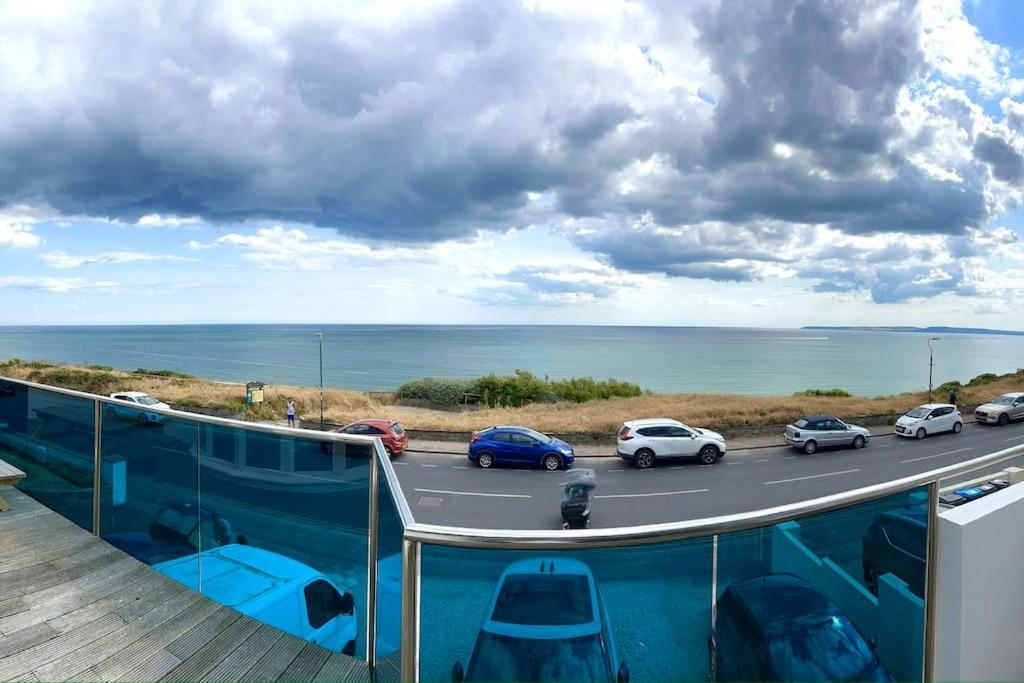 Stunning Panoramic Sea View Beach Location - Sleeps Up To 4 People - Free Parking - The Best Beach! - Great Location - Fast Wifi - Smart Tv - Newly Decorated - Sleeps Up To 4! Close To Bournemouth & Poole Town Centre & Sandbanks Екстер'єр фото
